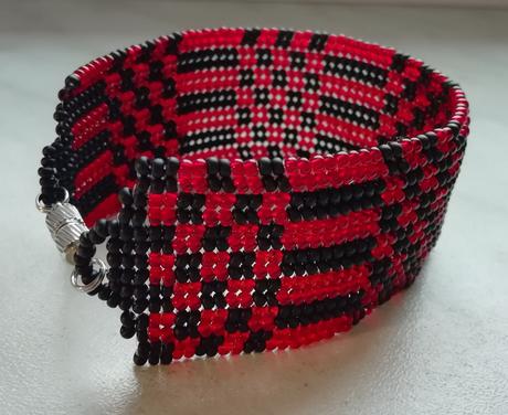 Široký náramok šachovnica zo sklenených korálok, 