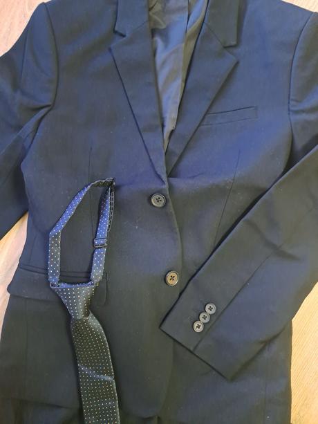 Tmavomodrý oblek, 140