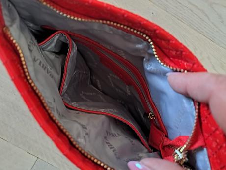 Červená lakovaná kabelka, 