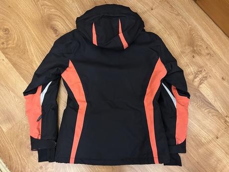 Lyžiarska bundách, 152