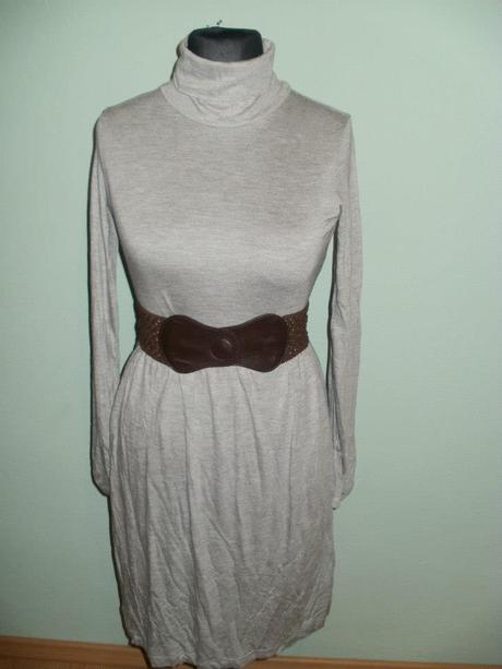 Šedé šaty, 38