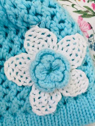 Zimná čiapka s kvetinkou,