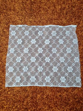 Malá záclonka s čipkou, 