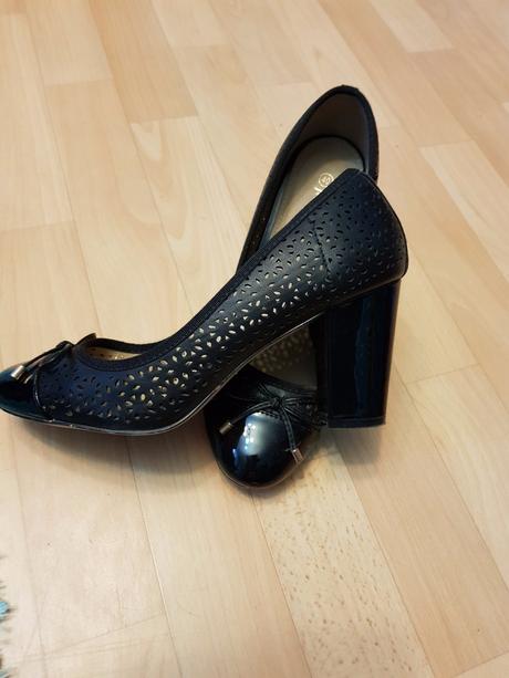 Krasne cierne lodicky, 40