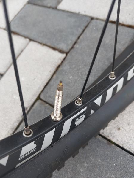 Fúkanie kolesa na bicykli stojanovou pumpou