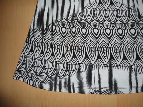 Ciernobiele tricko bez ramienok, 38