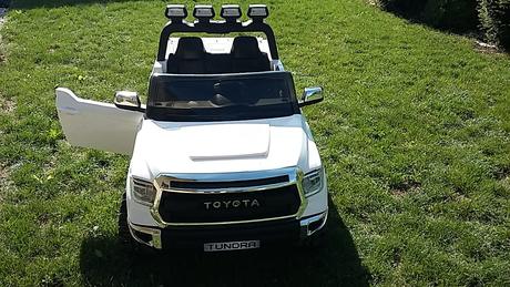 Auto pre dve deti zn.toyota ekektrické,
