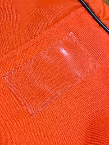 Červená taška cez plece,