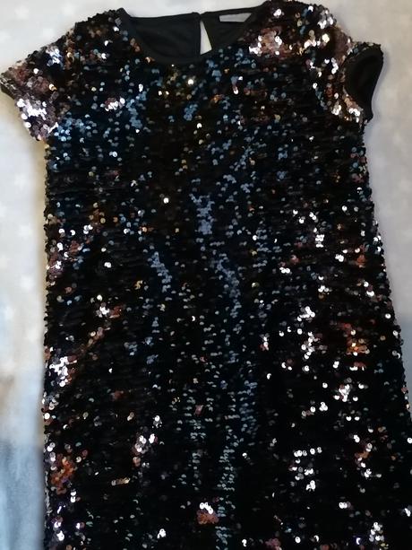 Šaty s otočnými flitrami, 158