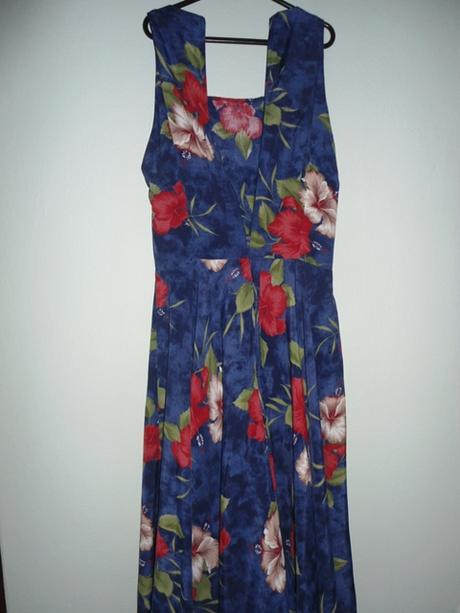 Tmavomodre kvetovane saty, m