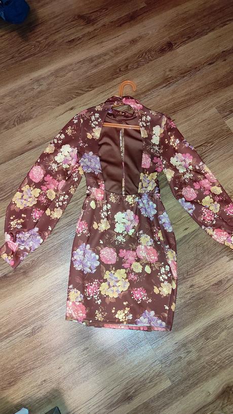 Šaty s holým chrbátom, s