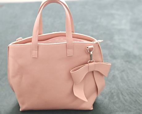 Pudrová ružová kabelka, 