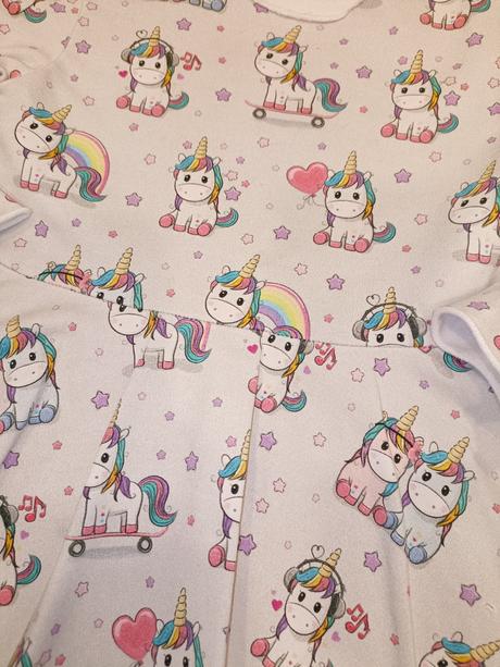 Točiace šaty s jednorožcami na sivom podklade, 104