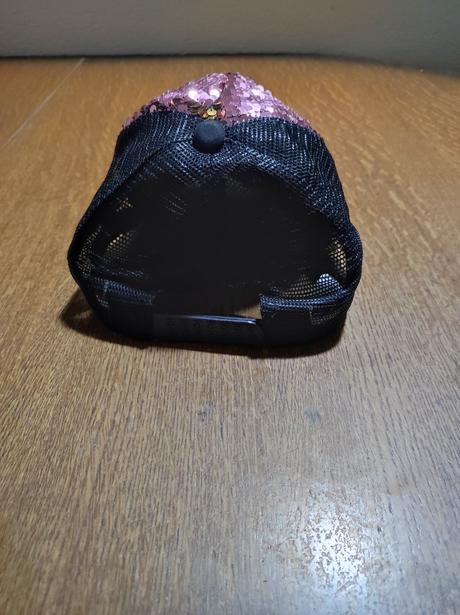 Šiltovka s otočnými flitrami,