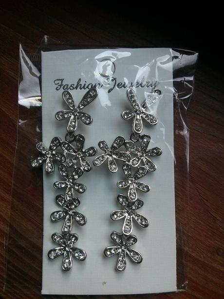 Dámske kvietkové visiace náušnice - strieborná far, 