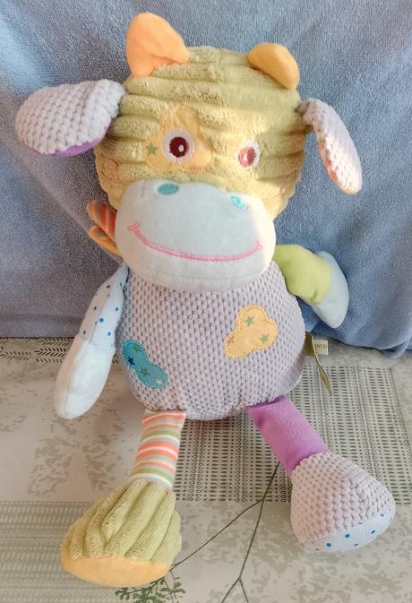 Farebný hrkajúci býček ark toys premier car, 37 cm, 