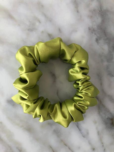 Saténová gumička scrunchie limetková, 