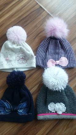 Krásne čiapočky s kamienkami, 98