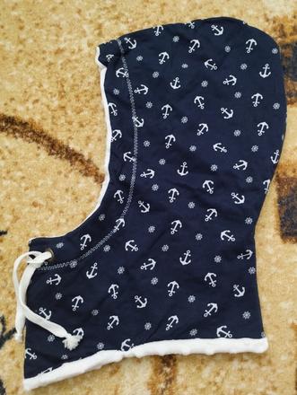 Nakrcnik s kapucnou, 