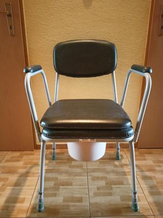 Toaletná stolička čalúnená ako nová, 