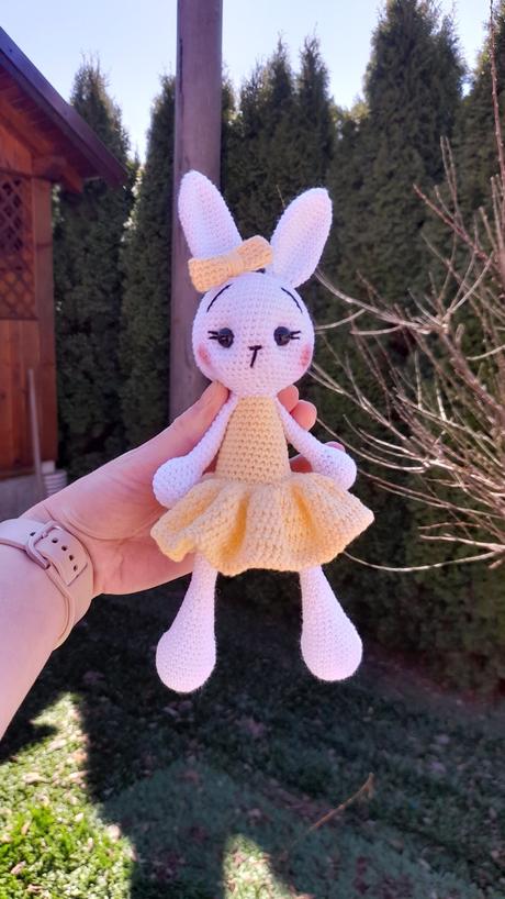Háčkovaný zajačik v šatičkách, 