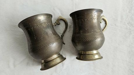 Pár zdobených mosadzných džbánov / pohárov, orient, 