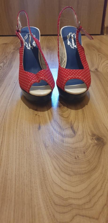 Červené bodkované sandálky, 36
