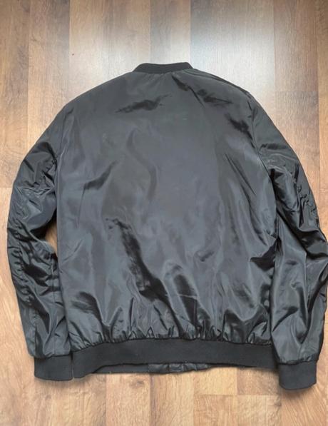 Čierna bombera house, house,l