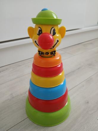 Pyramída s kolieskami šašo,