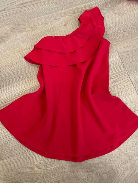 Šaty s volanom, 110