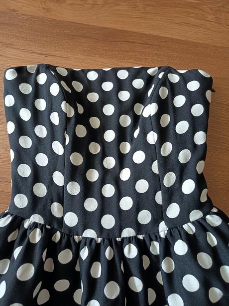 Koktejlové šaty bez ramienok s bodkami / polka dot, xs