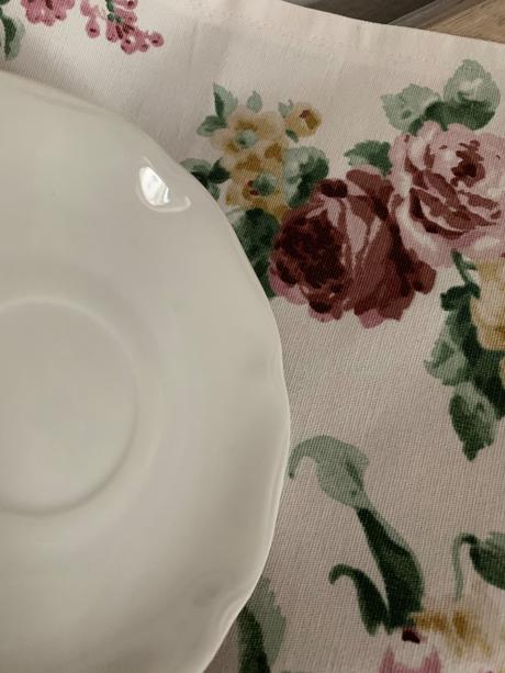 Porcelánová šálka s podšálkou, 