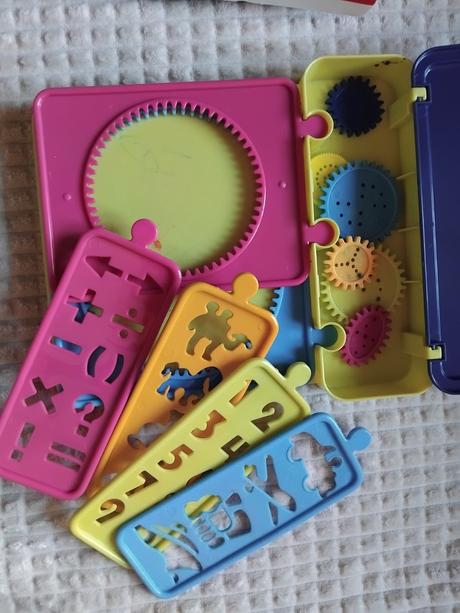 Obkreslovacie sablony, spirograf,