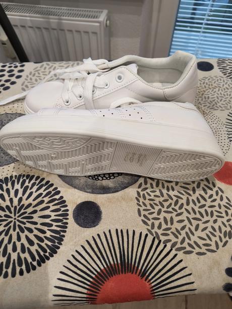 Nové biele tenisky, 37