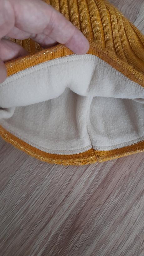 Horčicovo žltá čiapka so striebornou nitkou, 