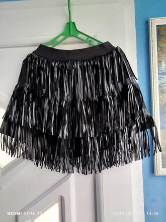 Čierna sukňa so strapcami, 128