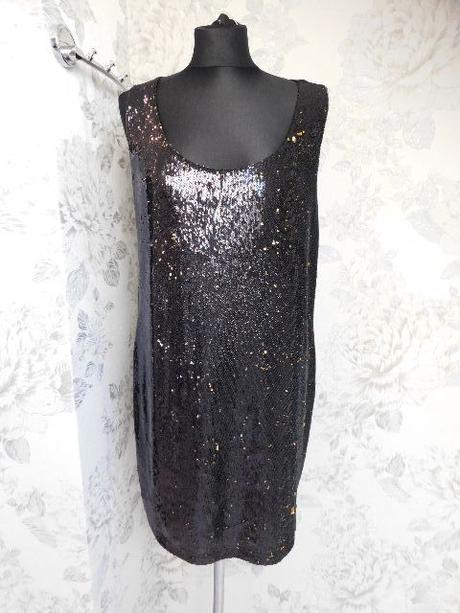 Velmi pekne flitrovane saty, 40