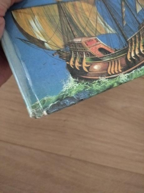 Pekná staršia kniha plachetnice,