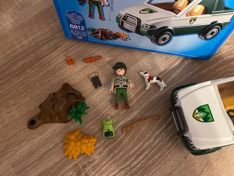 Playmobil poľovník s autom, 