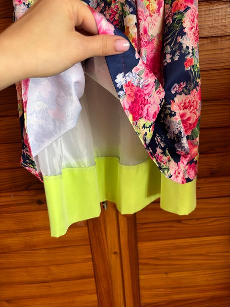 Tmavomodre kvietkovane saty, 36