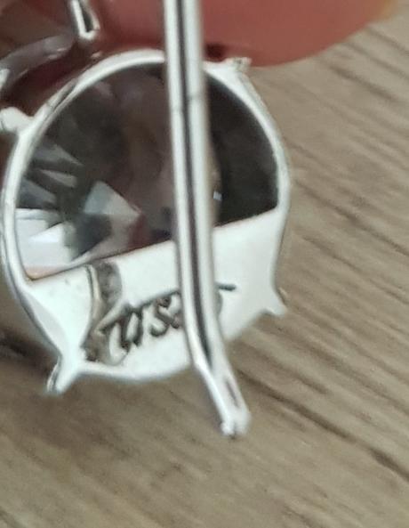 Ti sento strieborne nausnice so zirkonmi,