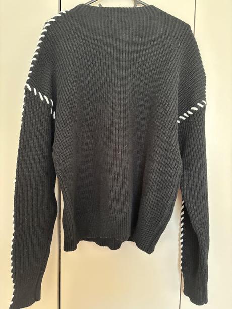 Čierny pletený sveter s bielym prešívaním, gate,m