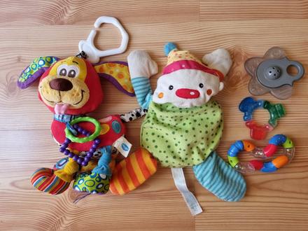 Darujeme hračky pre bábätko,
