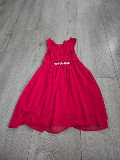 Červené šaty, 122