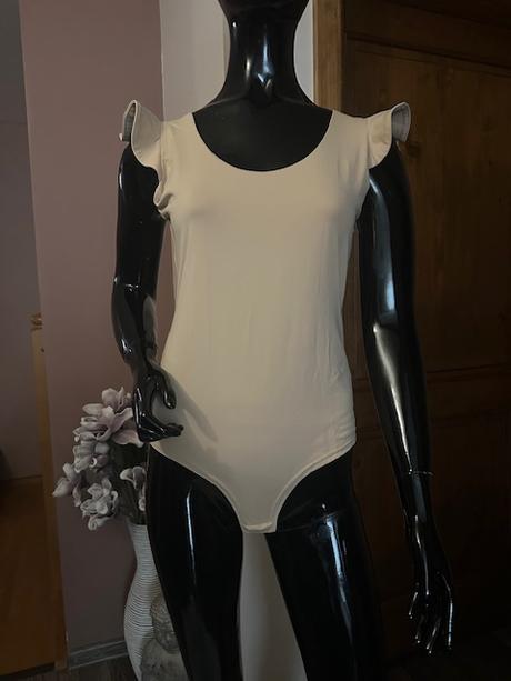 Béžové body s volánom na pleciach, m