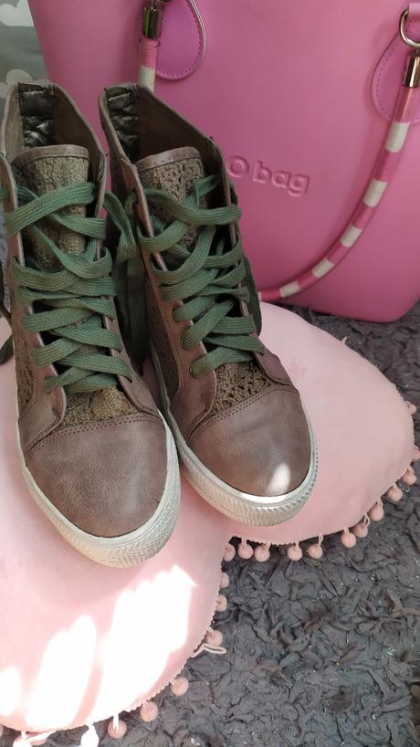 Vyvýšené tenisky, 40