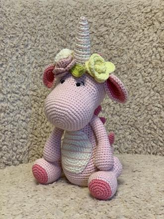 Krásny mäkkučky dinocorn,