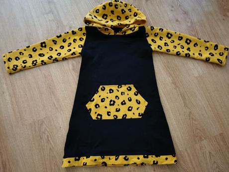 Šaty s kapucňou, 128