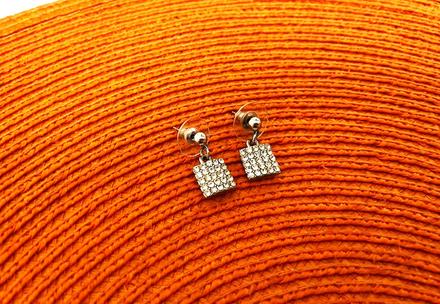 Luxusné štrasové napichovačky,