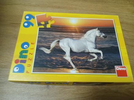 Puzzle cválajuci kôň,